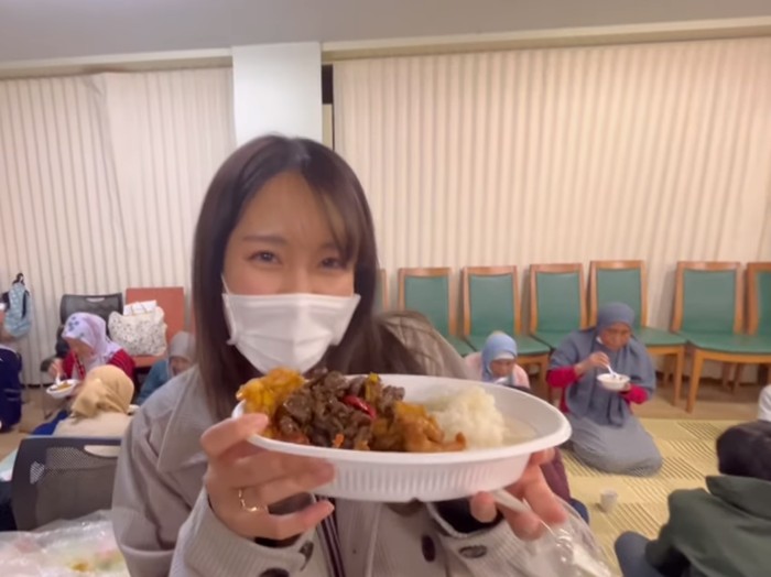 Erika eks JKT48 buka puasa di masjid Jepang