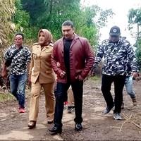 Ashraff Khan yang dikenal lewat lagu Sharmilla cukup sering membagi kemesraannya dengan Fadia. Ia terlihat sering menemani istrinya ketika bertugas. Foto: Instagram @ashraff_abu