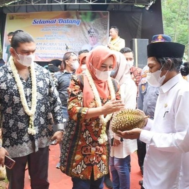 Fadia merupakan anak dari pedangdut legendaris A. Rafid sekaligus kakak artis Fairuz A. Rafiq. Ia sendiri pernah mengikuti jejak ayahnya menjadi pedangdut dengan merilis lagu Cik Cik Bum Bum di tahun 2000.Foto: Instagram @ashraff_abu