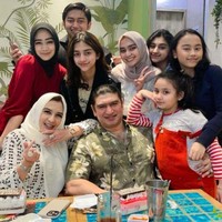 Meski sibuk, Fadia juga tampak masih sering menghabiskan waktu bersama teman dan keluarga. Begini potret Fadia bersama dengan mereka.Foto: Instagram @ashraff_abu