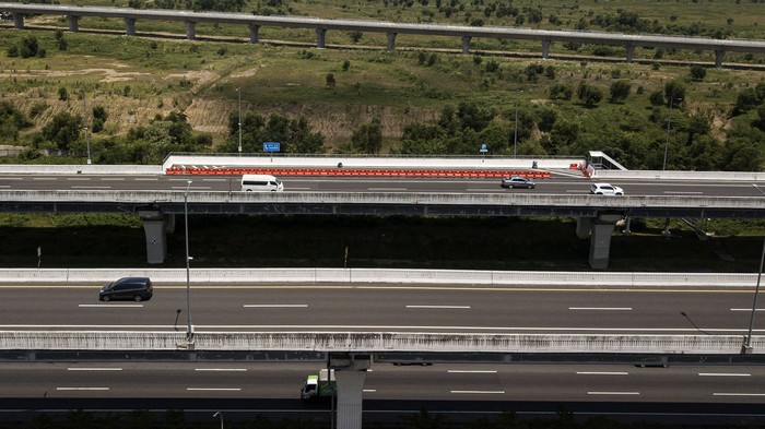 Foto udara sejumlah kendaraan melintasi Jalan Tol Layang Mohammed Bin Zayed (MBZ) di Cikarang, Kabupaten Bekasi, Jawa Barat, Sabtu (23/4/2022). PT Jasa Marga (Persero) Tbk akan menyiapkan fasilitas istirahat parking bay dan toilet darurat di ruas jalan tol Layang MBZ untuk memberikan kenyamanan pada pemudik sebanyak 4 empat titik di masing-masing arah. ANTARA FOTO/ Fakhri Hermansyah/rwa.