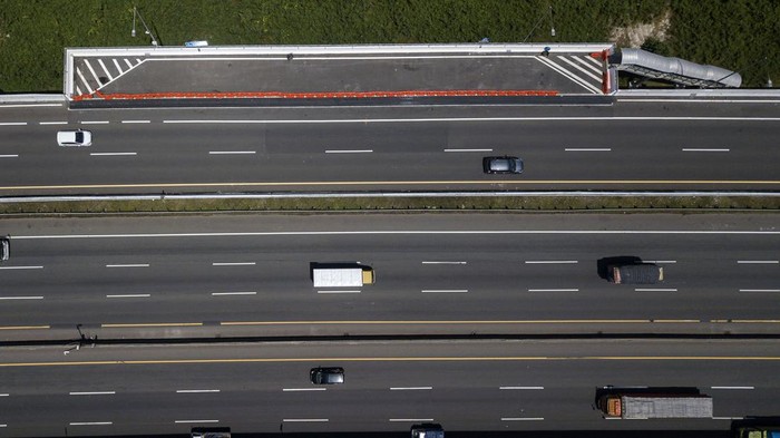 Foto udara sejumlah kendaraan melintasi Jalan Tol Layang Mohammed Bin Zayed (MBZ) di Cikarang, Kabupaten Bekasi, Jawa Barat, Sabtu (23/4/2022). PT Jasa Marga (Persero) Tbk akan menyiapkan fasilitas istirahat parking bay dan toilet darurat di ruas jalan tol Layang MBZ untuk memberikan kenyamanan pada pemudik sebanyak 4 empat titik di masing-masing arah. ANTARA FOTO/ Fakhri Hermansyah/rwa.