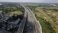 Foto udara sejumlah kendaraan melintasi Tol Layang MBZ di Cikarang, Kabupaten Bekasi, Jawa Barat.