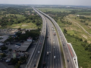 Padat Kendaraan, Tol Layang MBZ Arah Cikampek Ditutup Sementara