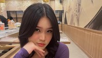 Anastasya yang ingin dikenal sebagai Pro Player ini seringkali menghabiskan waktu di restoran. Duduk bersantai sambil memesan makanan dan minuman yang menyegarkan jadi kegiatannya. Foto: Instagram/anastasyakh