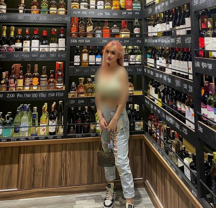 Galeri Anastasya Khosasih Potret Seksi Anastasya Khosasih Saat Jajan Kaki Lima hingga Makan di Hotel