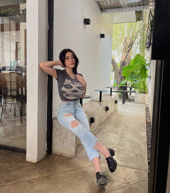 Galeri Anastasya Khosasih Potret Seksi Anastasya Khosasih Saat Jajan Kaki Lima hingga Makan di Hotel