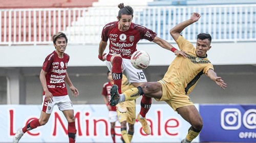 Gavin Kwan Adsit saat duel udara dengan pemain lawan pada laga uji coba antara Bali United melawan PSIM Yogyakarta di Stadion Mandala Krida, Yogyakarta