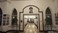 Hotel Majapahit adalah hotel bintang 5 berkelas internasional dengan fasilitas yang lengkap dengan 139 kamar. Menariknya, hotel ini masih mempertahankan beberapa elemen klasik era kolonial. Praditya Fauzi Rahman/detikJatim.