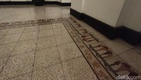 Hotel Majapahit ini juga telah mengalami beberapa kali perombakan kepemilikan, nama, hingga peremajaan. Tapi, tidak demikian dengan keorisinilan bangunan secara keseluruhan. Salah satunya adalah ubin marmer yang diimpor langsung dari Belanda. Praditya Fauzi Rahman/detikJatim.