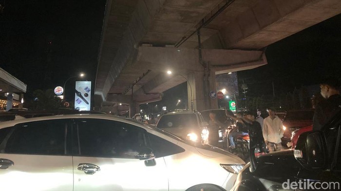 Jalan AP Pettarani Makassar macet parah dan hanya ada Pak Ogah yang berkuasa (Tim detikSulsel).