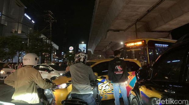 Jalan AP Pettarani Makassar macet parah dan hanya ada Pak Ogah yang berkuasa (Tim detikSulsel).