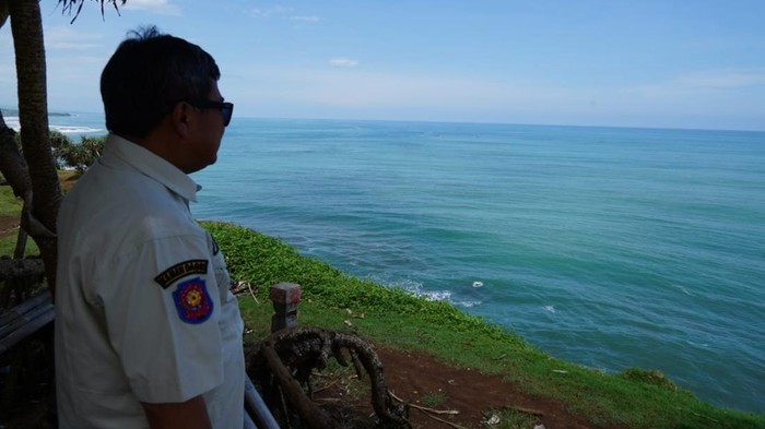 Bupati Rudy Gunawan meninjau kondisi di Jalur Lintas Garut Selatan.