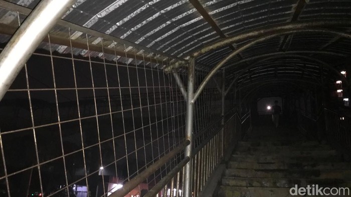 JPO Aborsi di Stasiun UI Gelap Gulita