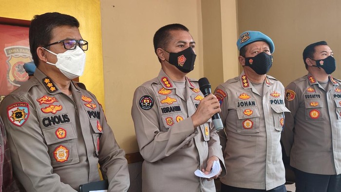 Kabid Humas Polda Jabar Kombes Ibrahim Tompo (pegang mic)/Rizky-detikcom