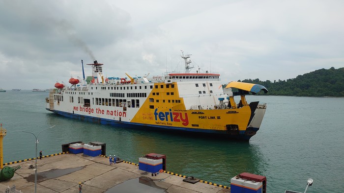 Kapal di Pelabuhan Merak, Banten, Sabtu (23/4/2022).