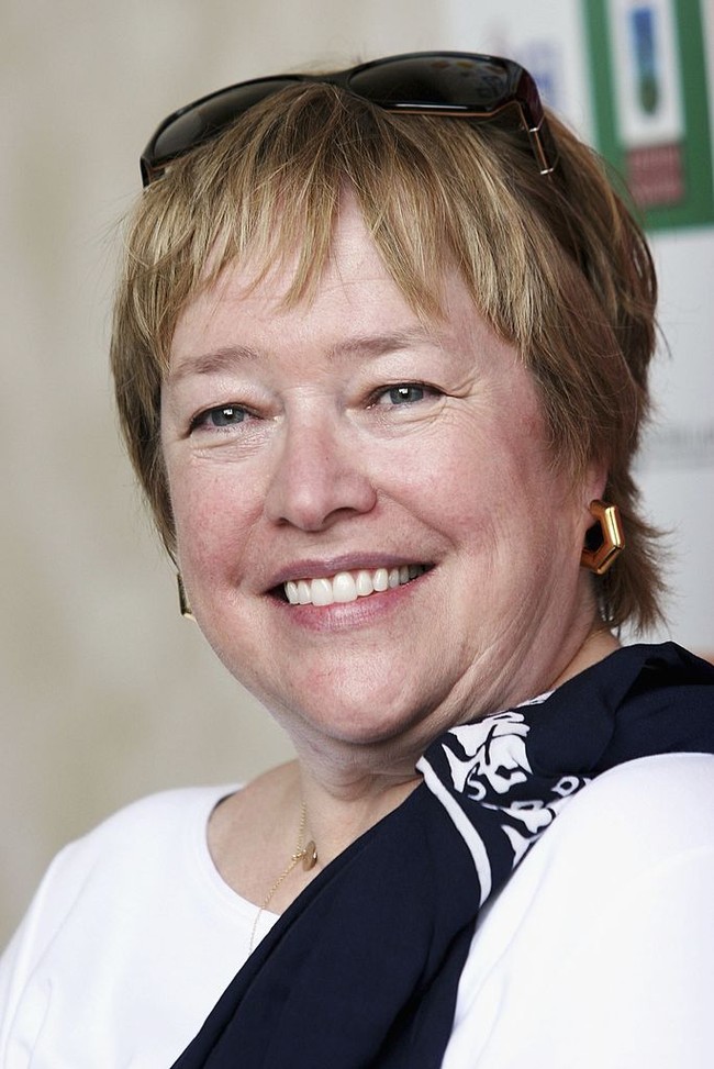 Kathy Bates wara-wiri di dunia akting sejak era 70-an. Namun kariernya baru moncer setelah membintangi film horor ‘Misery’ yang rilis pada 1990. Di usia 42 tahun, dia juga diganjar piala Oscar berkat perannya di film tersebut. Sejak itu Kathy banyak membintangi film-film besar salah satunya ‘Titanic’. Foto: Getty Images/Elisabetta Villa