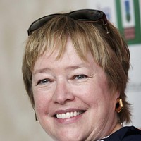 Kathy Bates wara-wiri di dunia akting sejak era 70-an. Namun kariernya baru moncer setelah membintangi film horor ‘Misery’ yang rilis pada 1990. Di usia 42 tahun, dia juga diganjar piala Oscar berkat perannya di film tersebut. Sejak itu Kathy banyak membintangi film-film besar salah satunya ‘Titanic’. Foto: Getty Images/Elisabetta Villa