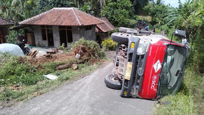 Truk bermuatan 3 ton semen cor yang terguling di jalan tanjakan Desa Gunung Salak, Kecamatan Selemadeg Timur, Sabtu (23/4/2022).