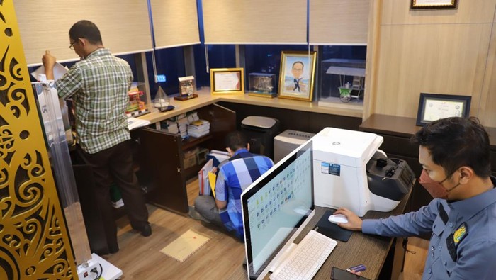 Kejagung menggeledah kantor Dirjen Daglu Kemendag Indrasari Wisnu Wardhana yang menjadi tersangka kasus ekspor CPO Kejagung menggeledah kantor Dirjen Daglu Kemendag Indrasari Wisnu Wardhana yang menjadi tersangka di kasus fasilitas izin ekspor minyak goreng