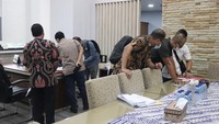 Kejagung menggeledah ruangan kantor Dirjen Daglu Kemendag Indrasari Wisnu Wardhana yang menjadi tersangka di kasus fasilitas izin ekspor minyak goreng. (Foto: dok. Kejagung)