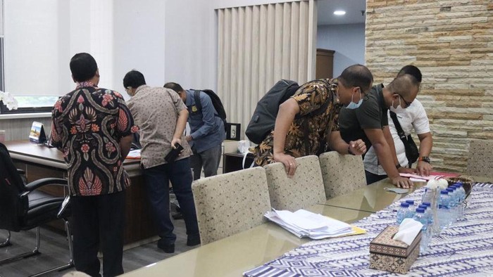 Kejagung menggeledah ruangan kantor Dirjen Daglu Kemendag Indrasari Wisnu Wardhana yang menjadi tersangka di kasus fasilitas izin ekspor minyak goreng. (Foto: dok. Kejagung) Kejagung menggeledah ruangan kantor Dirjen Perdagangan Luar Negeri Kemendag Indrasari Wisnu Wardhana yang menjadi tersangka di kasus fasilitas izin ekspor minyak goreng. (Foto: dok. Kejagung)