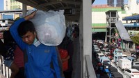 Kemacetan terjadi akibat membludaknya pengunjung yang berbelanja kebutuhan Lebaran di pasar tersebut. 