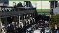 Sejumlah kendaraan terjebak kemacetan di kawasan Pasar Tanah Abang, Jakarta, Sabtu (23/4/2022) sore.