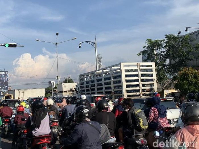 Kepolisian Karawang saat mengatur lalulintas di lampu merah Tanjungpura menuju Lingkar Luar Karawang.