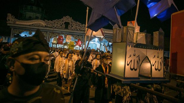 Menyambut datangnya malam Lailatul Qadar Keraton Kasunanan Surakarta Hadiningrat menggelar tradisi Kirab Malam Selikuran Pasa Tahun Alip 1955.