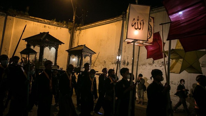 Menyambut datangnya malam Lailatul Qadar Keraton Kasunanan Surakarta Hadiningrat menggelar tradisi Kirab Malam Selikuran Pasa Tahun Alip 1955.