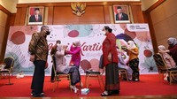 Direktur Utama Pusat Pengelolaan Komplek Kemayoran (PPKK) Medi Kristianto, Dewan Pengawas Pusat Pengelolaan Komplek Kemayoran Sumiyati, dan Direktur Perencanaan dan Pembangunan PPKK Riski Renando menghadiri peringatan Hari Kartini di Jakarta Pusat.
