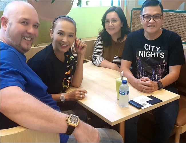 Kiki juga mengaku bahwa penyakitnya itu justru membuat dirinya menjadi semakin dekat dengan Tuhan. Kiki pun tampak tak berhenti mengucap syukur kepada Tuhan karena akhirnya bisa sembuh dari kanker paru-paru stadium 4 yang dideritanya. Foto: Instagram/@qq_fatmala