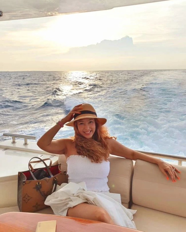 Masih seperti anak muda, begini penampilan Kiki Fatmala saat berlibur. Naik kapal pesiar, Kiki terlihat bahagia dan tampil menawan. Foto: Instagram/@qq_fatmala