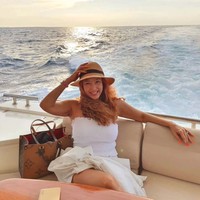 Masih seperti anak muda, begini penampilan Kiki Fatmala saat berlibur. Naik kapal pesiar, Kiki terlihat bahagia dan tampil menawan. Foto: Instagram/@qq_fatmala