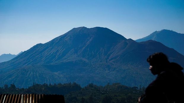Panorama alam dengan kaldera Gunung Batur di Kecamatan Kintamani, Kabupaten Bangli, Bali. Spot kian menarik saat matahari terbit.