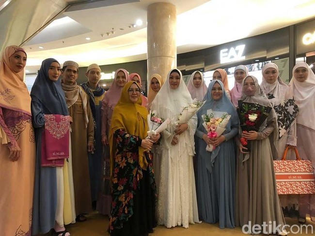 Seluruh muse Si.Se.Sa, Siriz, Senaz, Merry Pramono, Angelina Sondakh mengabadikan momen foto bersama di belakang panggung. Angelina terlihat memesona dengan busana syari serba putih dan makeup flawless. Foto: Gresnia/Wolipop.