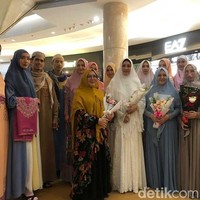 Seluruh muse Si.Se.Sa, Siriz, Senaz, Merry Pramono, Angelina Sondakh mengabadikan momen foto bersama di belakang panggung. Angelina terlihat memesona dengan busana syari serba putih dan makeup flawless. Foto: Gresnia/Wolipop.