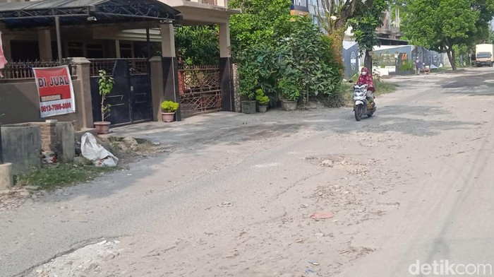Pengendara sepeda motor saat melintas di Jalan Amaluhur yang kopak-kapik