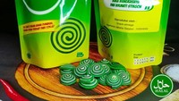 Wah kalau snack yang satu ini bukan obat nyamuk bakar ya. Kue ini terbuat dari adonan kue kuping gajah. Tapi bentuk dan warnanya dibuat mirip seperti obat nyamuk. Foto: Shopee