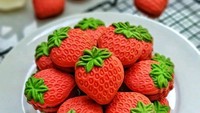 Strawberry juga bisa jadi bentuk kue kering lebaran. Kamu bisa melengkapinya dengan isian selai strawberry yang manis asam. Foto: Shopee
