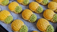 Bosan dengan nastar topping keju atau cengkeh? Kamu bisa coba menyajikan nastar berbentuk nanas mungil ini. Lucu ya! Foto: Shopee
