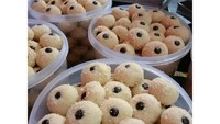 Sekilas kue kering ini tampak biasa, tapi namanya yang nyentrik yakni kue janda genit. Kue ini dilengkapi choco chip pada bagian toppingnya. Foto: Shopee