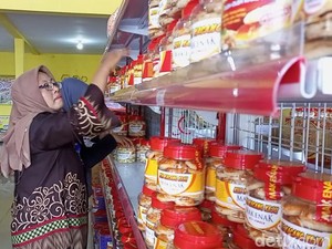 Kisah Mantan Pegawai Bank Sukses Jual Kue Kacang Beromzet Rp 1 Miliar