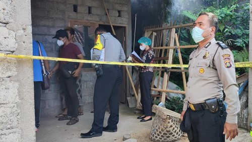 Petugas kepolisian saat melakukan pengecekan di lokasi korban gantung diri di Karangasem. (Selamat Juniasa/detikBali)