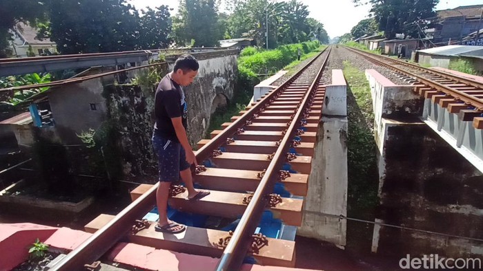 Lokasi kejadian viral anak-anak bermain masuk ke rel saat kereta api melintas