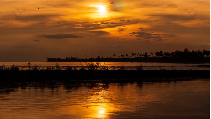 Panorama matahari terbit di Pantai Somi, di Desa Somi, Kecamatan Gido, Kabupaten Nias.