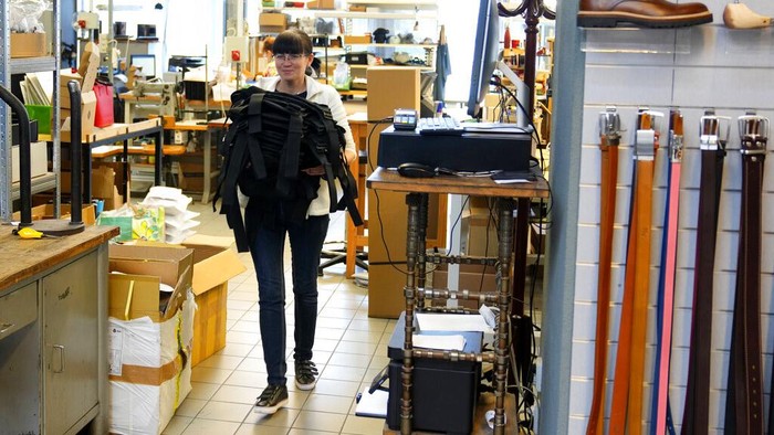 Melihat Pembuatan Rompi Anti Peluru untuk Relawan Ukraina A Ukrainian worker carries newly produced body armor at a leatherwork shop in Prague, Czech Republic, Thursday, April 21, 2022. A Czech leatherwork company that makes a wide variety of handmade products β travel bags, wallets and belts β never intended to add personal protective gear that would save lives in a war to its offerings. But the Russian invasion of Ukraine has changed all that. After Russian troops launched their assault, Tlusty & Co. has hired 15 Ukrainian refuges to help it manufacture body armor for Ukraine's volunteer defenders. (AP Photo/Petr David Josek)