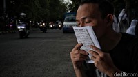 Di Indonesia yang mayoritas umat Islam terbesar di dunia seringkali memperingati Nuzulul Quran dengan kegiatan unik. Salah satunya adalah bertadarus Al-Quran di trotoar kawasan Jakarta Islamic Centre.