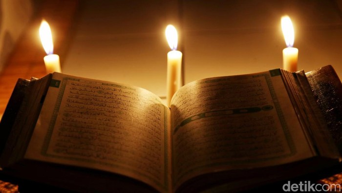 Memasuki 10 hari terakhir bulan suci ramadan, banyak orang berlomba-lomba mengejar pahala. Salah satunya kala ia menyambut Nuzulul Quran. Inilah potretnya. 

Nuzulul Quran adalah peristiwa turunnya Al-Quran dalam menyempurnakan ajaran Islam sebagai petunjuk umat manusia. Momen ini diperingati saat memasuki hari ke -17 Bulan Suci Ramadan.